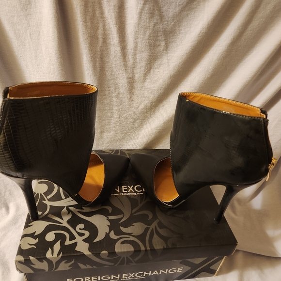 Foreign Exchange Black 7.5 Zip Heels - Picture 7 of 11